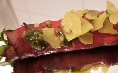 Carpaccio Roll, gevuld met rucola, pijnboompitjes, pesto en flinters oude kaas